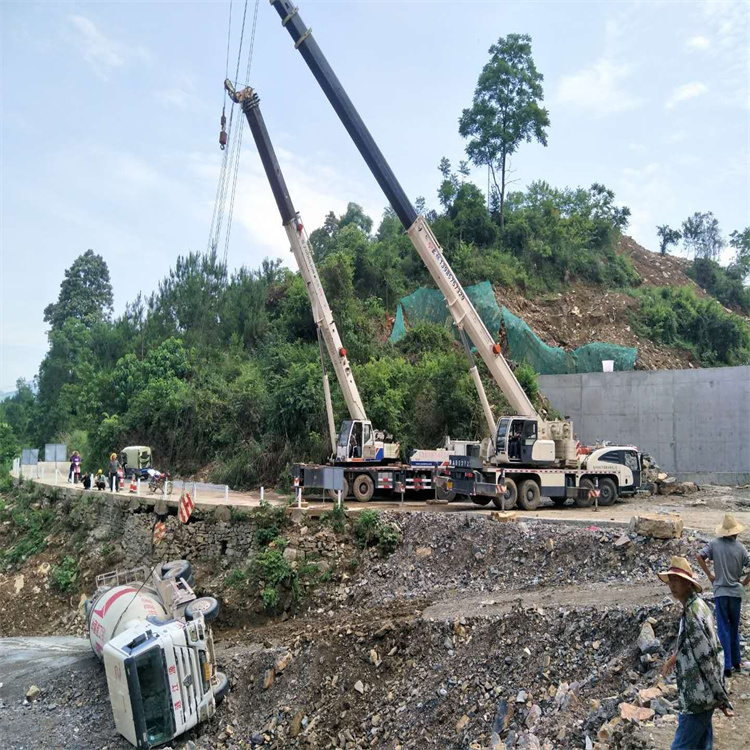 泉州洛江汽车掉沟里叫吊车救援要多少钱